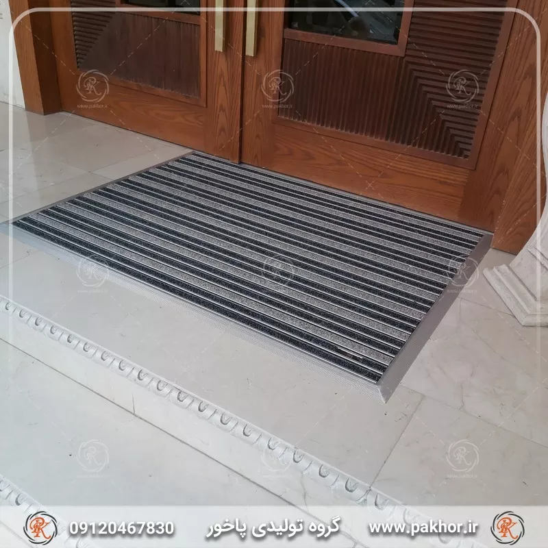 جذب گل و لای کفش با پادری جلوی درب ورودی